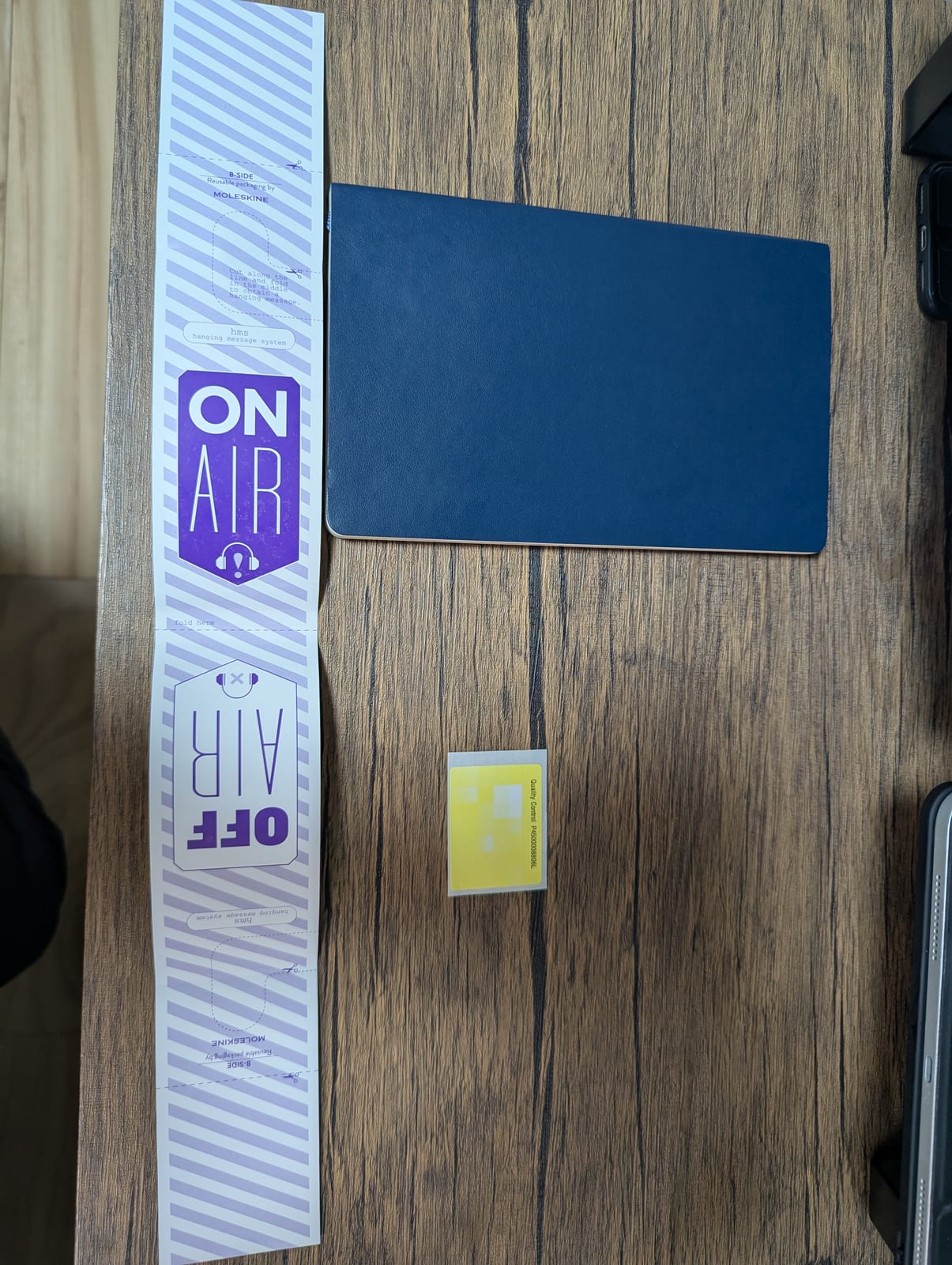 サファイアブルーのノートに巻かれていた帯の裏側。「ON AIR」「OFF AIR」と印刷されている